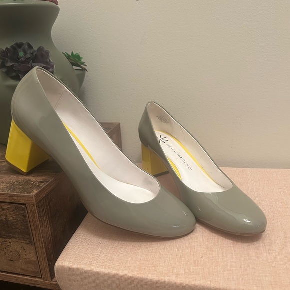 Isaac Mizrahi Gray Heels with Yellow Block Heel - Picture 1 of 11